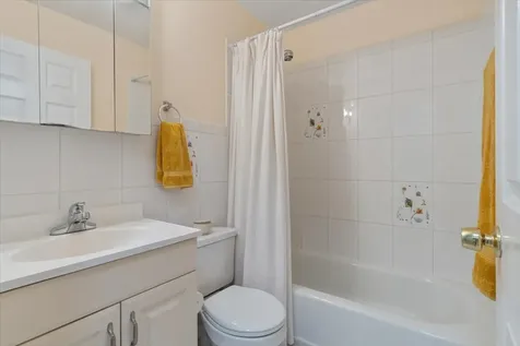 3900 North Pine Grove Avenue Chicago IL 60613