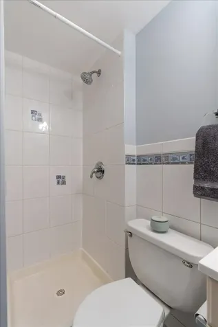 3900 North Pine Grove Avenue Chicago IL 60613