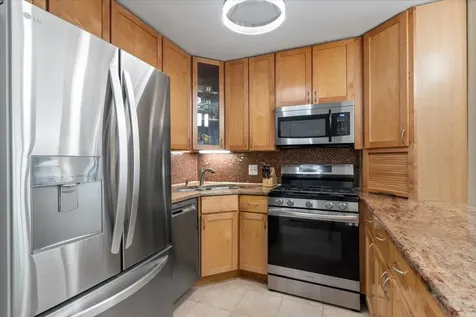 3900 North Pine Grove Avenue Chicago IL 60613