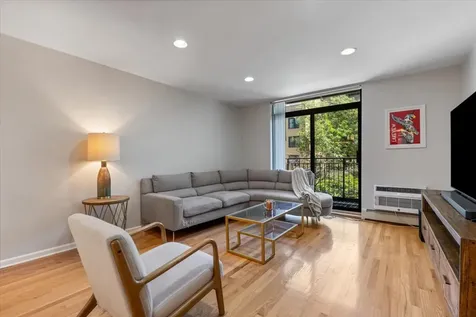 3900 North Pine Grove Avenue Chicago IL 60613