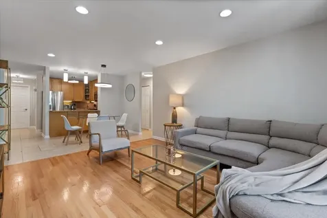 3900 North Pine Grove Avenue Chicago IL 60613