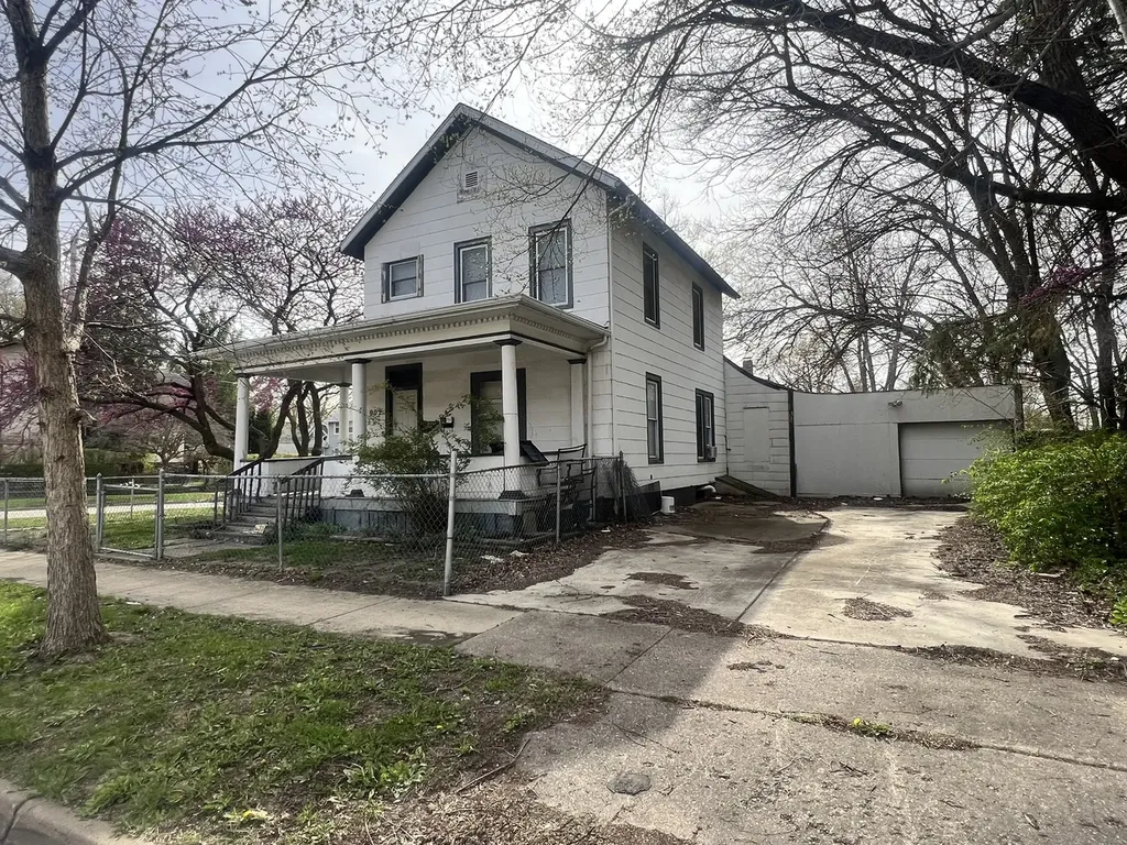 902 North Lee Street Bloomington IL 61701