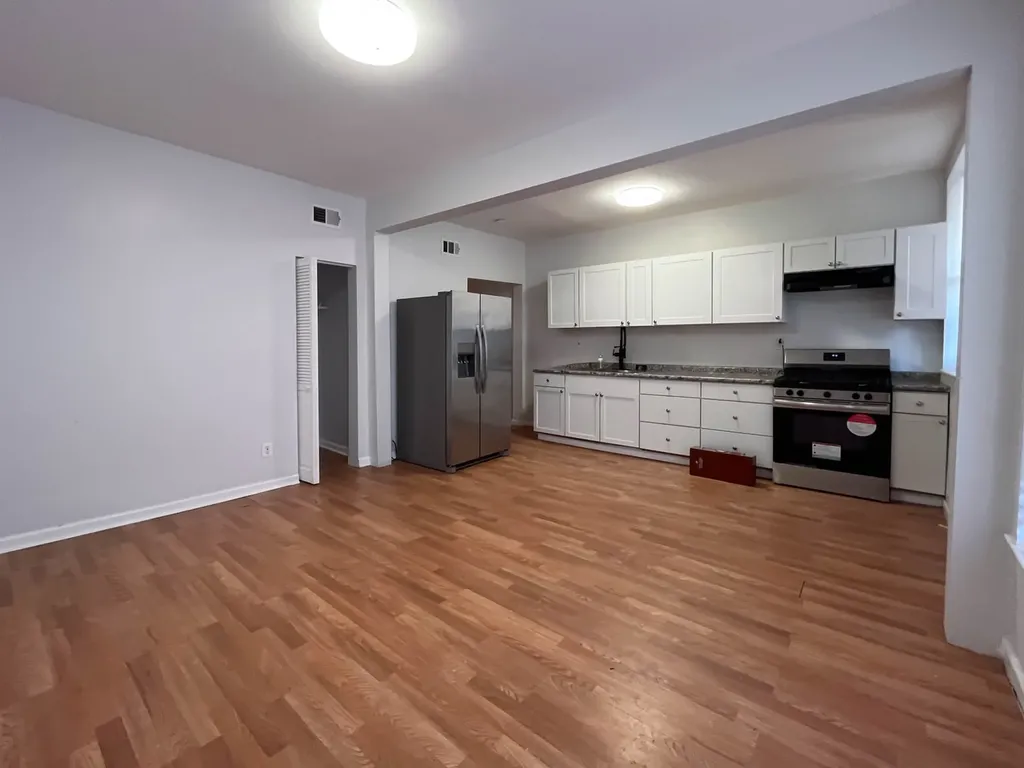 7721 South Peoria Street Chicago IL 60620