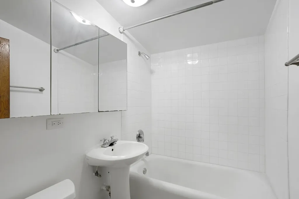 4101 West Oakdale Avenue Chicago IL 60641