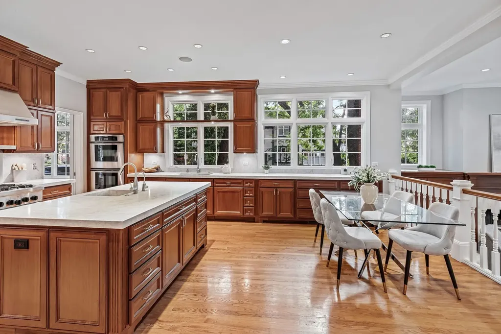 1852 West Wellington Avenue Chicago IL 60657