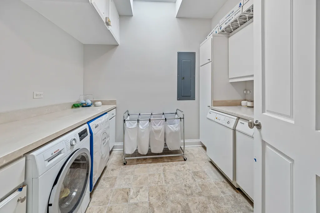 1852 West Wellington Avenue Chicago IL 60657