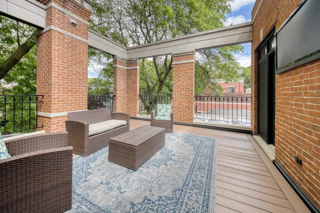 1852 West Wellington Avenue Chicago IL 60657