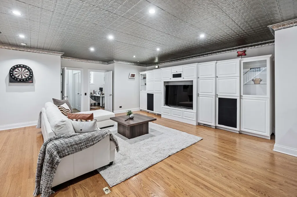 1852 West Wellington Avenue Chicago IL 60657