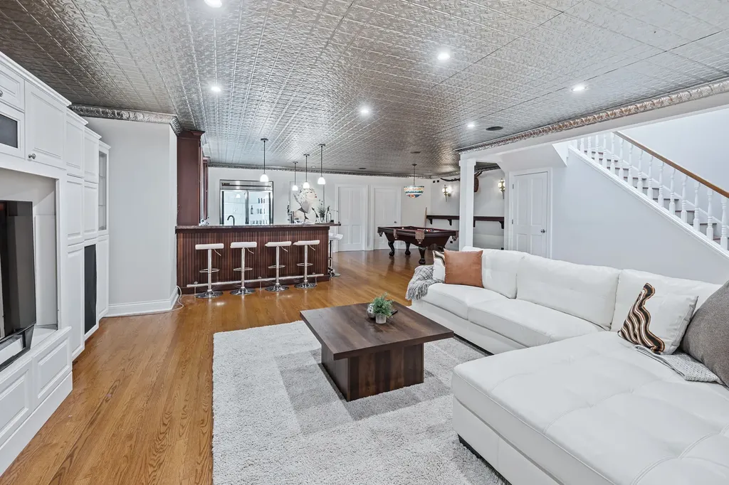 1852 West Wellington Avenue Chicago IL 60657
