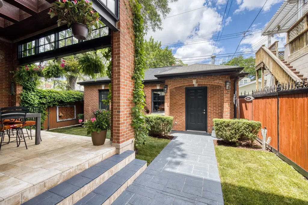 1852 West Wellington Avenue Chicago IL 60657