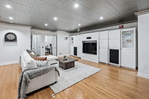 1852 West Wellington Avenue Chicago IL 60657