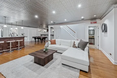 1852 West Wellington Avenue Chicago IL 60657