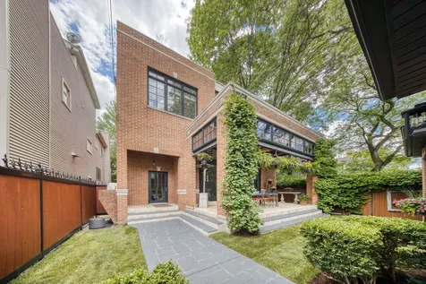 1852 West Wellington Avenue Chicago IL 60657