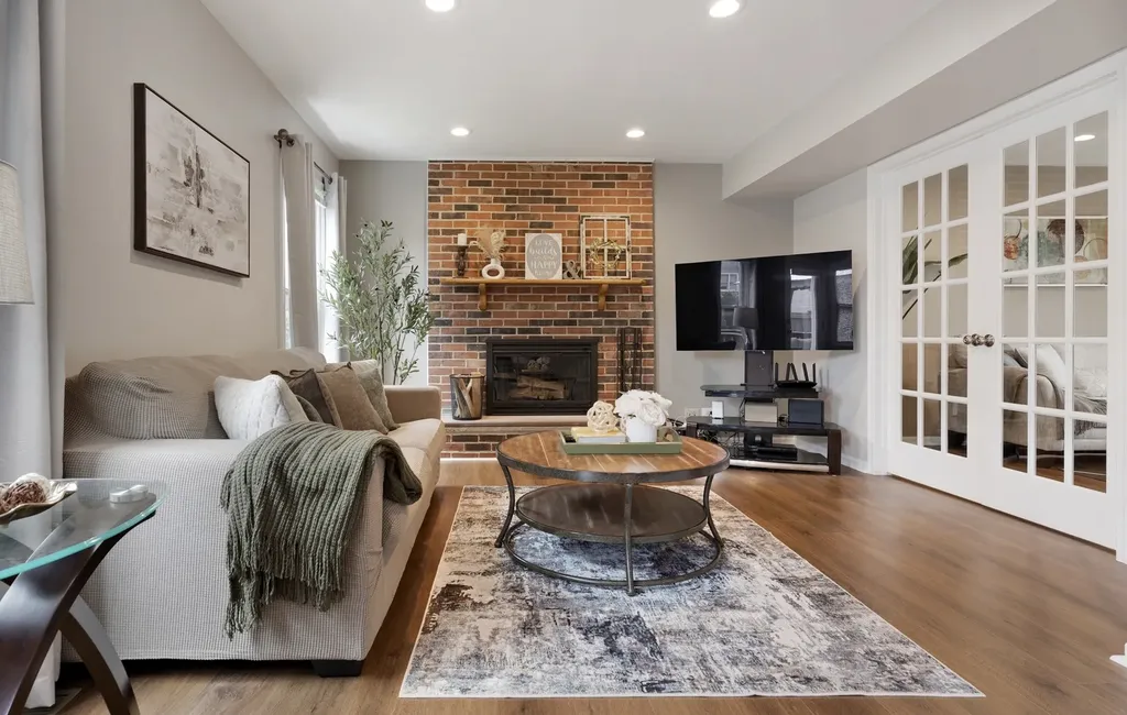 1598 Lois Ann Lane Naperville IL 60563