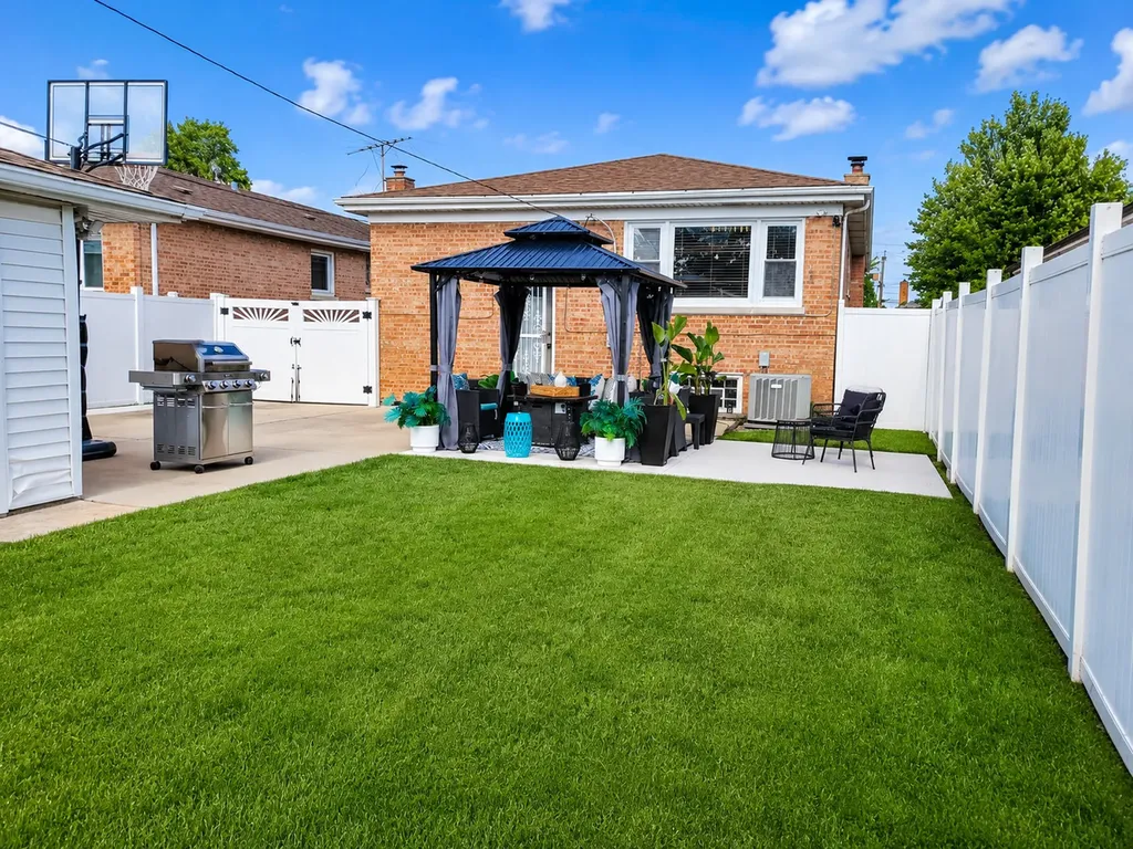 8630 South Kilbourn Avenue Chicago IL 60652