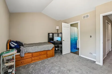 421 Lakeview Circle Bolingbrook IL 60440