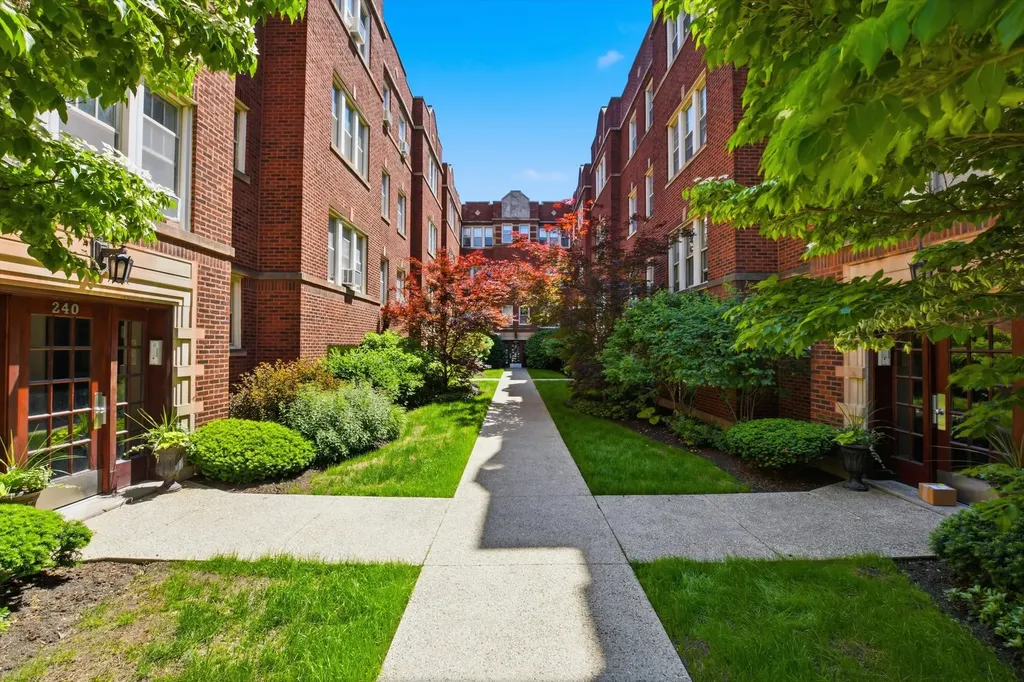 240 South Maple Avenue Oak Park IL 60302
