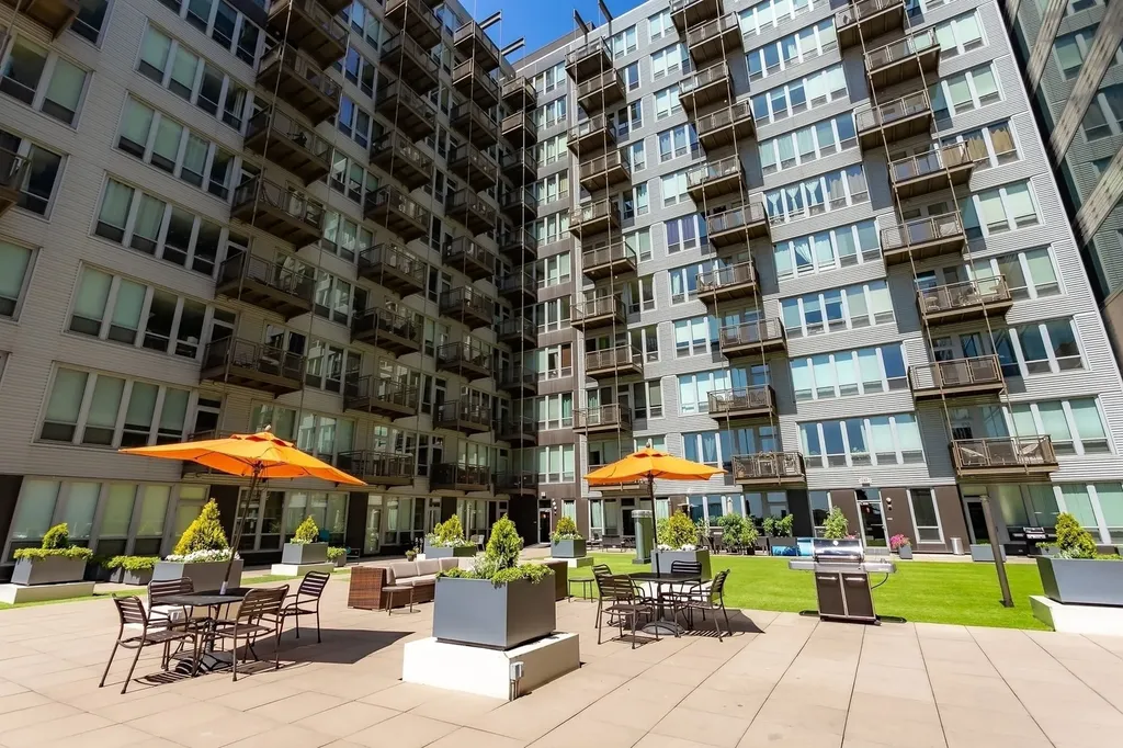 565 West Quincy Street Chicago IL 60661
