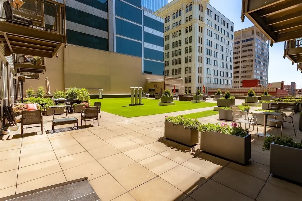 565 West Quincy Street Chicago IL 60661