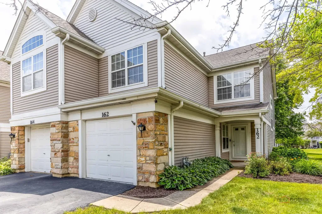 162 Fairfield Lane Carol Stream IL 60188