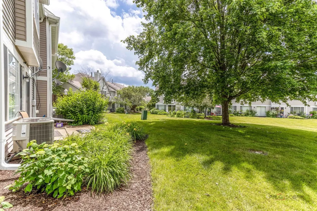 162 Fairfield Lane Carol Stream IL 60188