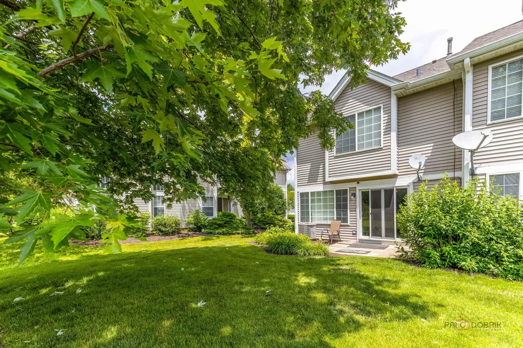 162 Fairfield Lane Carol Stream IL 60188