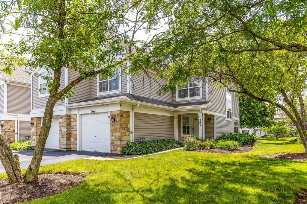 162 Fairfield Lane Carol Stream IL 60188