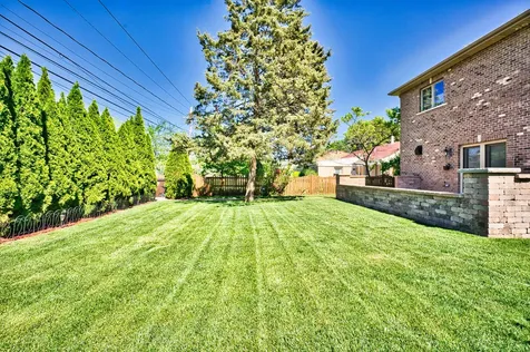 5044 Coyle Avenue Skokie IL 60077