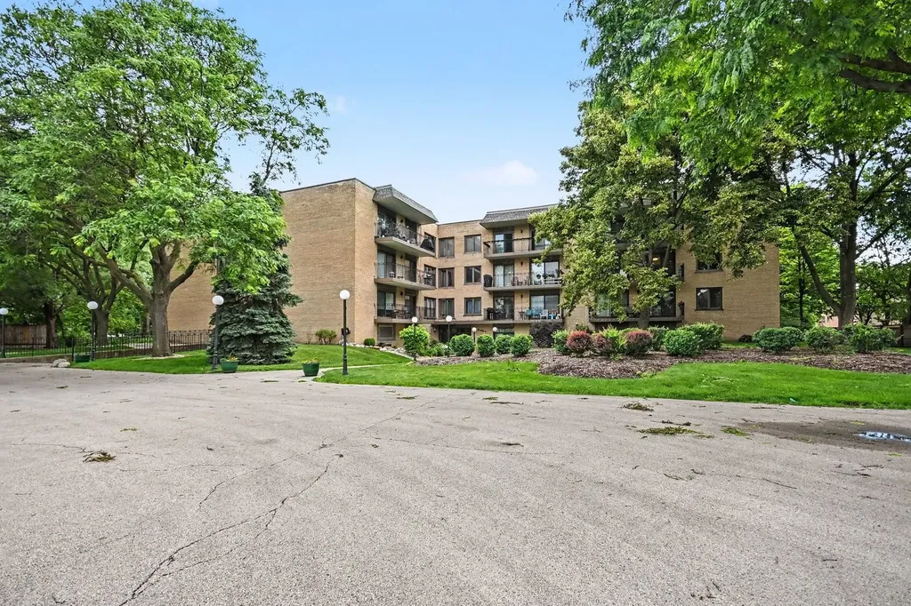 6935 North Milwaukee Avenue Niles IL 60714