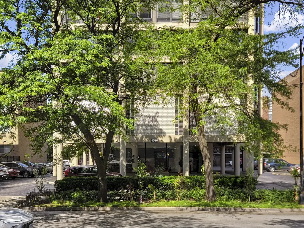 5740 North Sheridan Road Chicago IL 60660