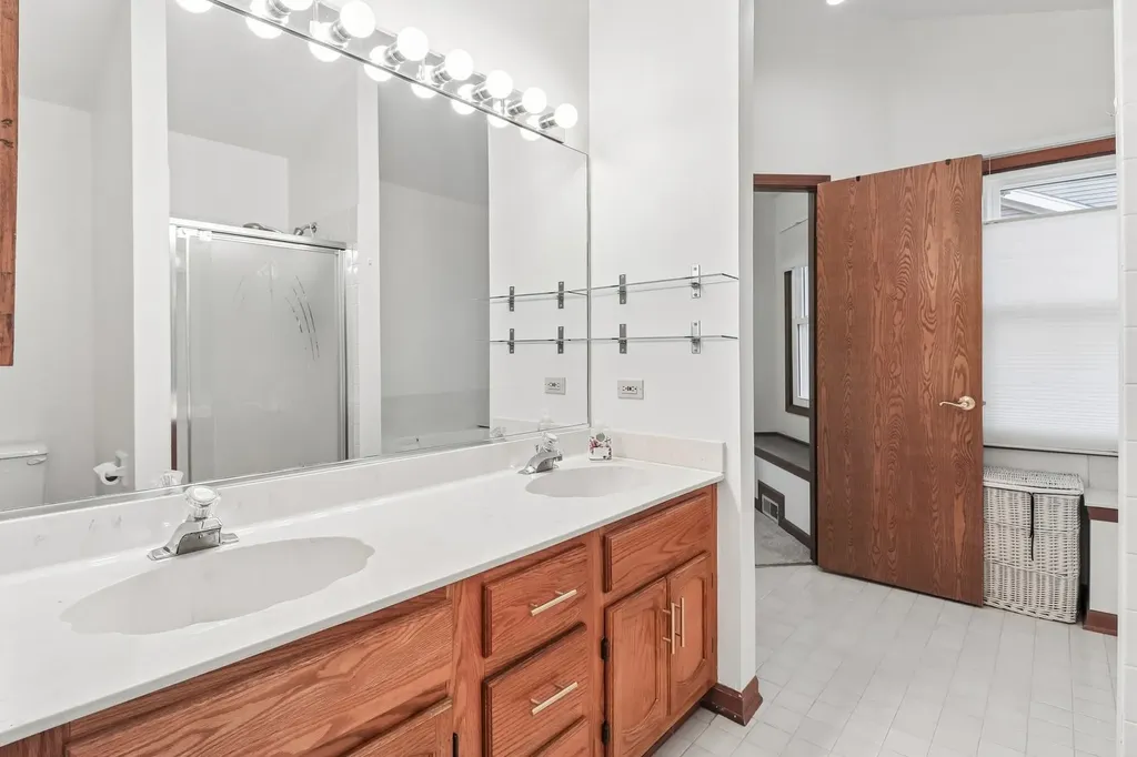 955 Heathrow Lane Naperville IL 60540