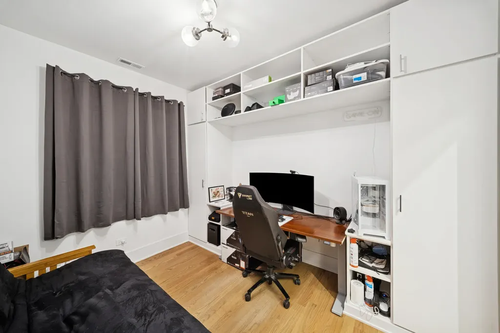 3105 South Giles Avenue Chicago IL 60616