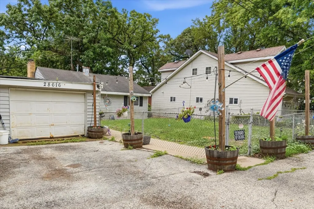 28616 West Benjamin Avenue Spring Grove IL 60081