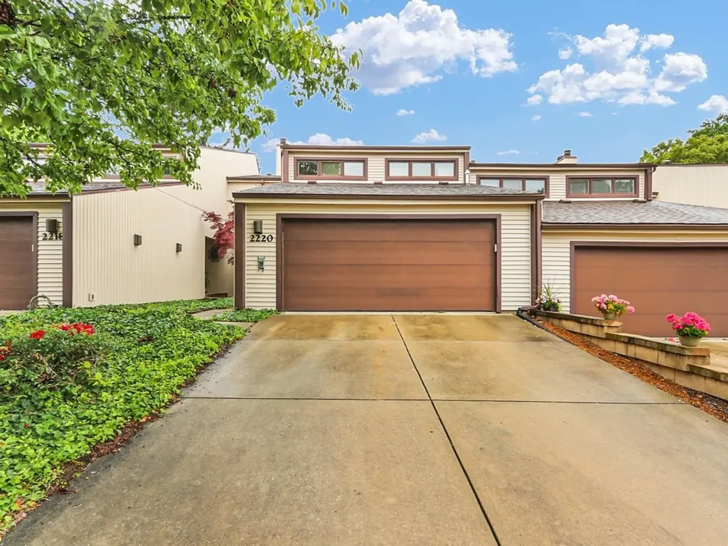 2220 Briar Hill Drive Champaign IL 61822