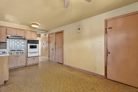 7811 Mcvicker Avenue Burbank IL 60459