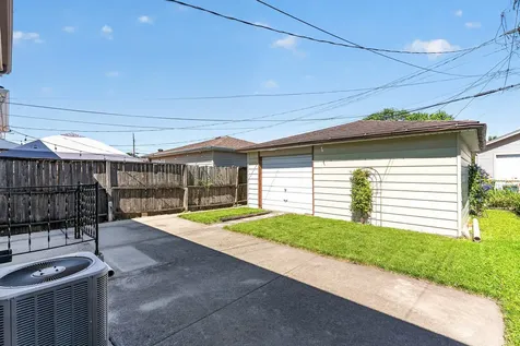 7811 Mcvicker Avenue Burbank IL 60459