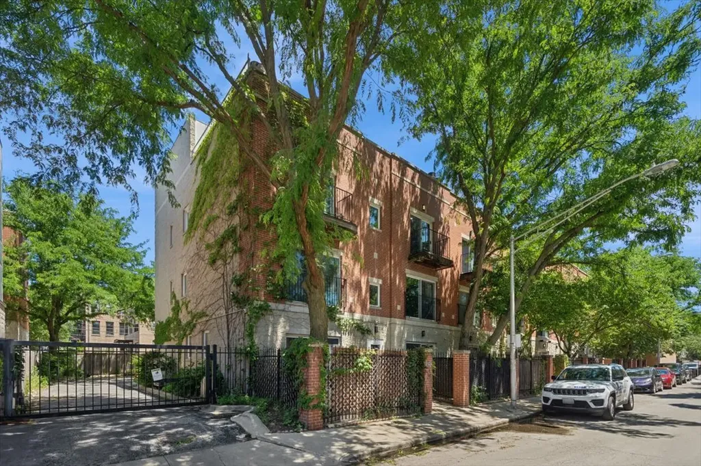 2524 West Bloomingdale Avenue Chicago IL 60647