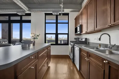 811 West 15th Place Chicago IL 60608