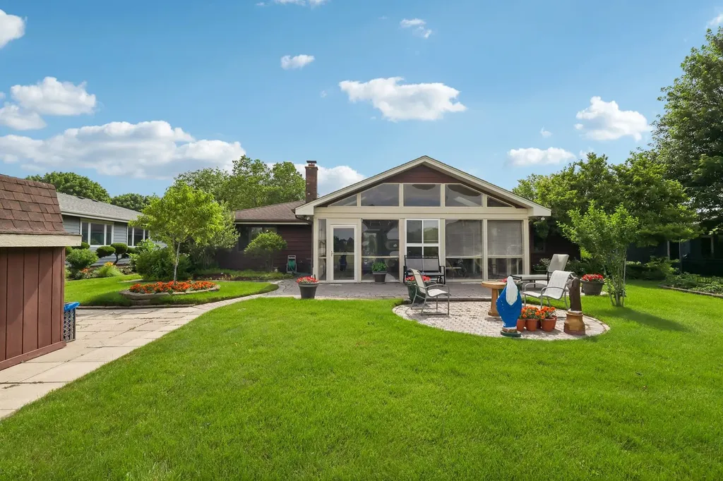 308 South Knollwood Drive Schaumburg IL 60193