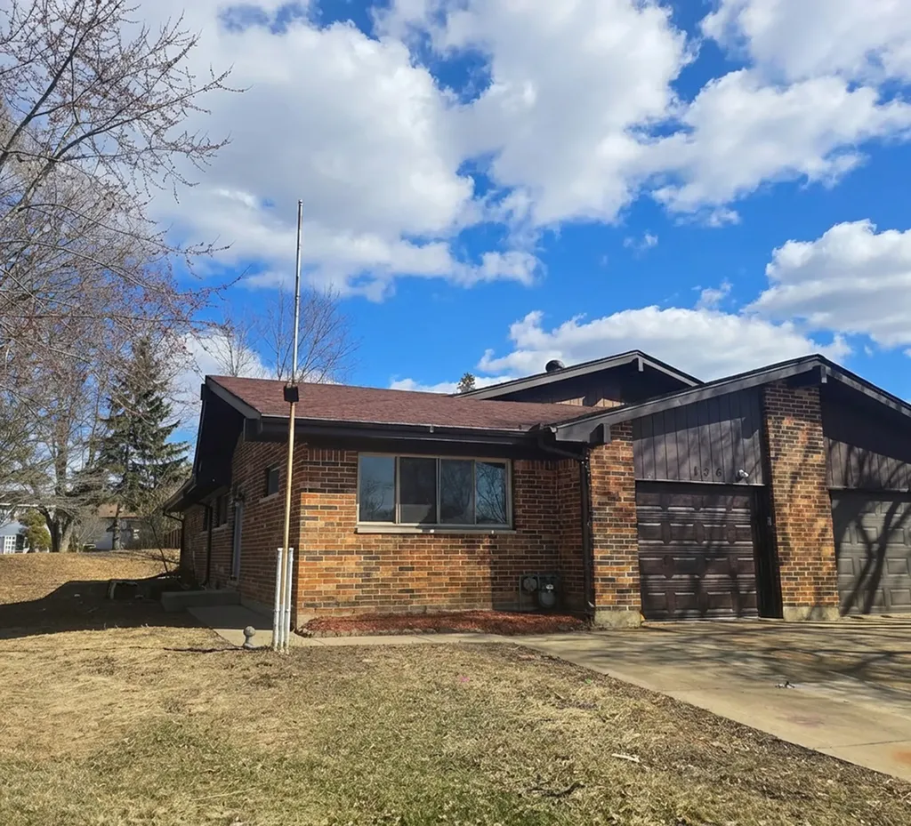 136 Virginia Court Streamwood IL 60107