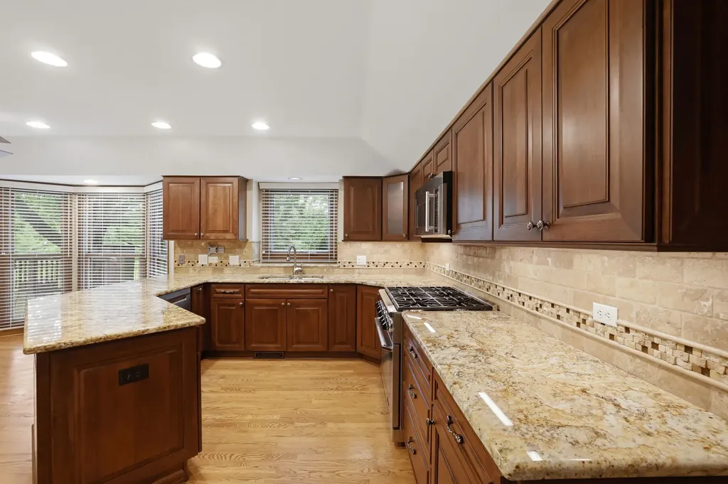 2528 Sun Valley Road Lisle IL 60532