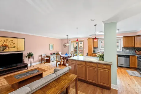 1339 East Central Road Arlington Heights IL 60005