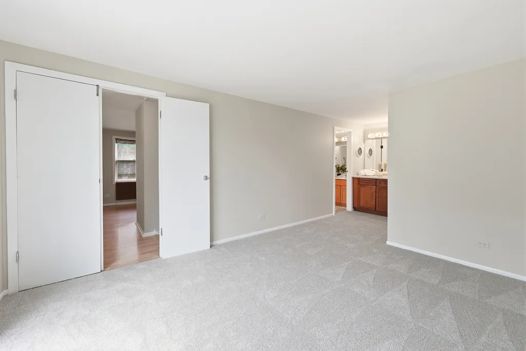712 Shaw Court Schaumburg IL 60194