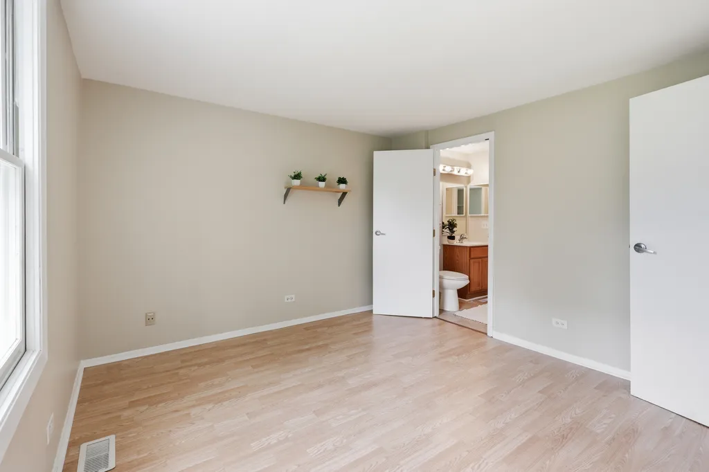 712 Shaw Court Schaumburg IL 60194