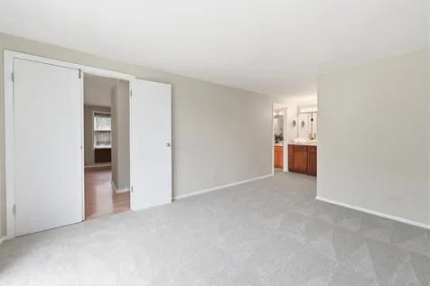 712 Shaw Court Schaumburg IL 60194