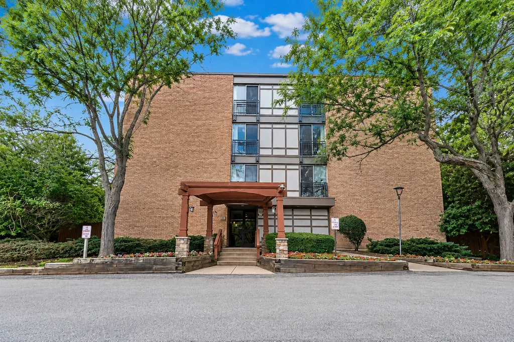 1811 Four Lakes Avenue Lisle IL 60532