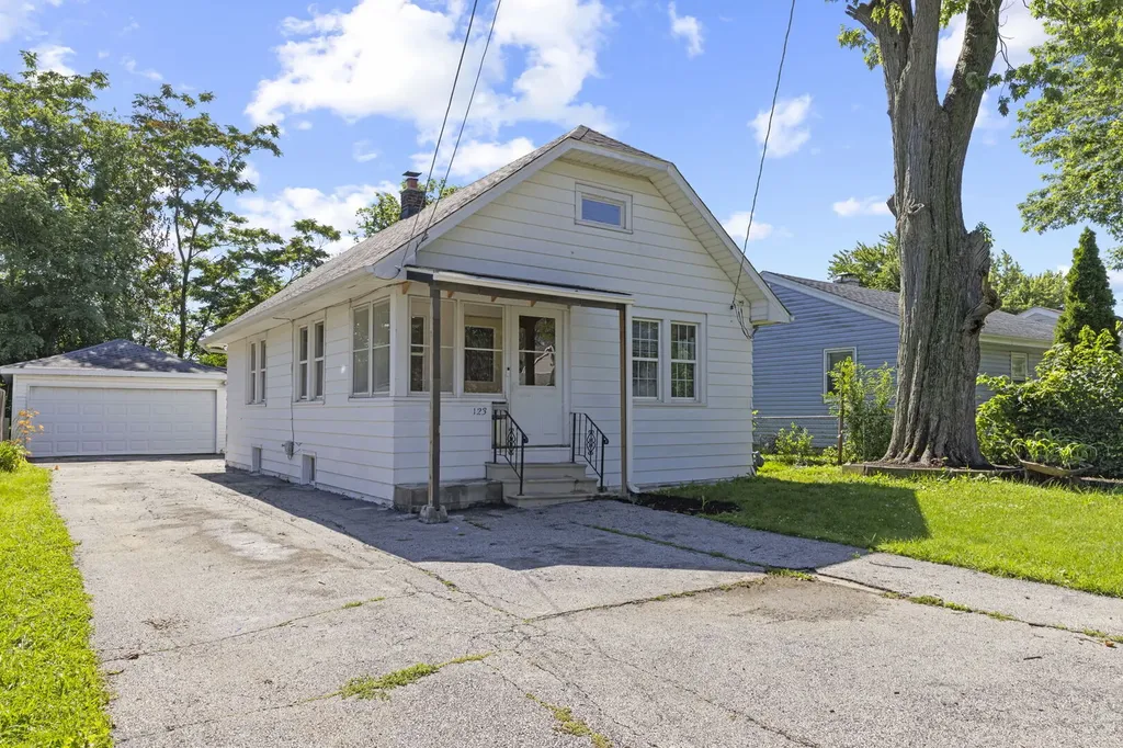 123 North Calhoun Street Aurora IL 60505