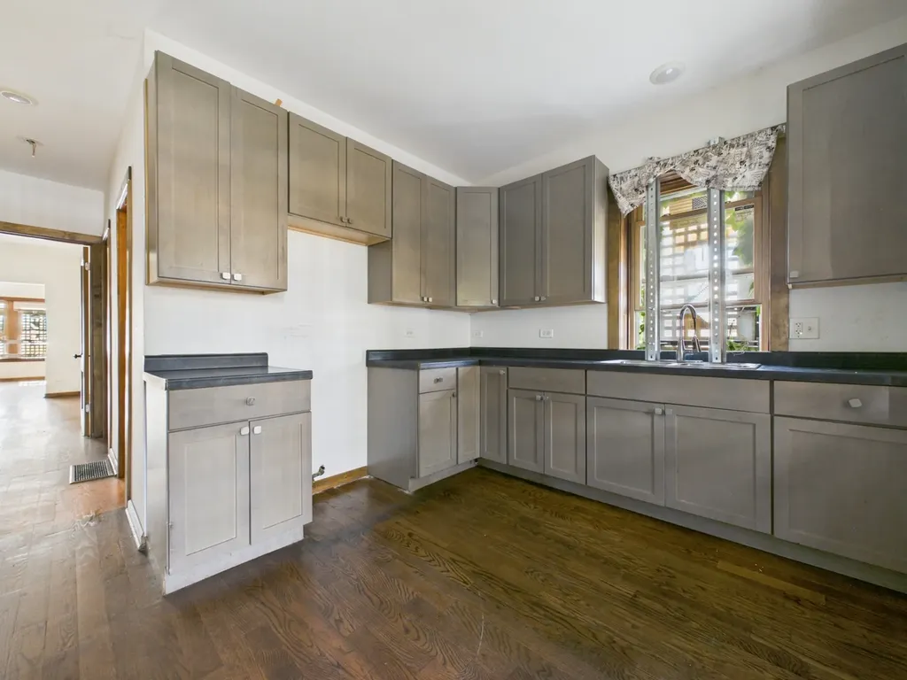 8607 South King Drive Chicago IL 60619