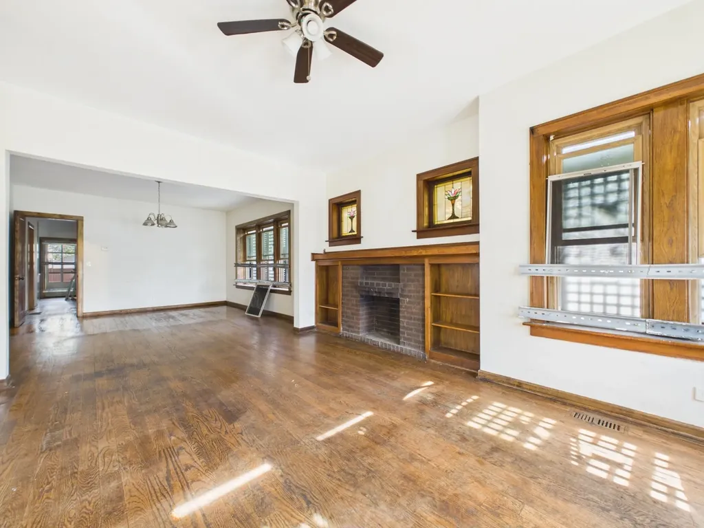 8607 South King Drive Chicago IL 60619
