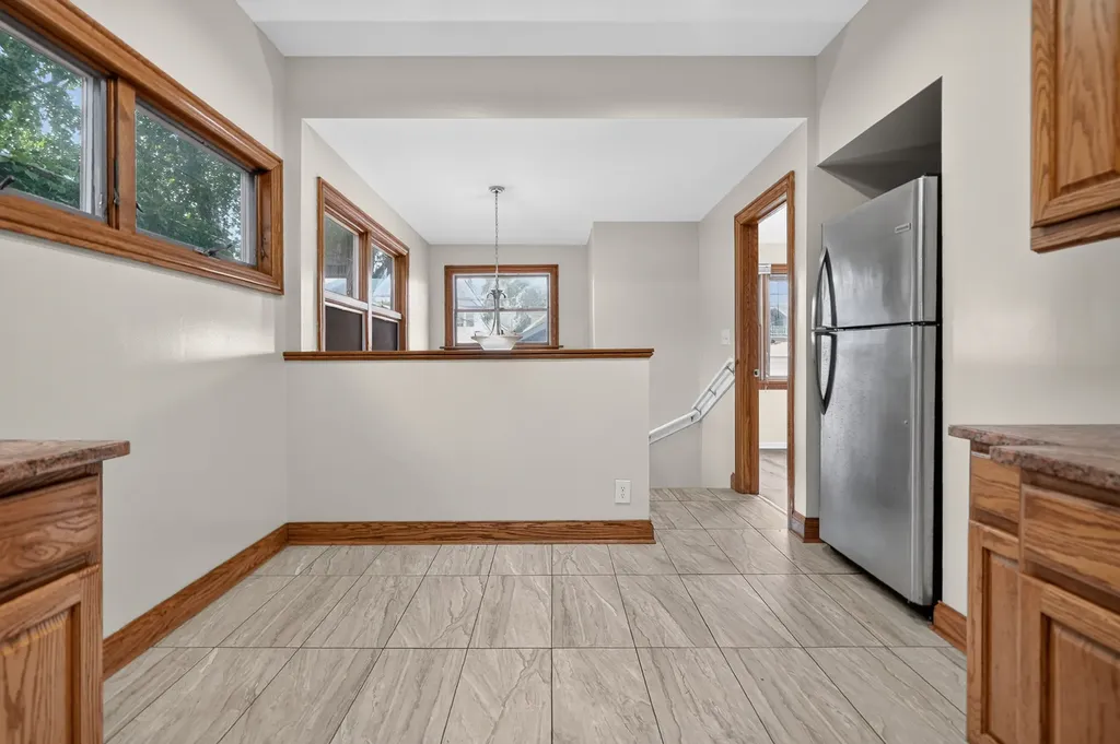 5107 West Berenice Avenue Chicago IL 60641